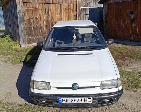 Белый Шкода Фелиция, объемом двигателя 1.29 л и пробегом 245 тыс. км за 1290 $, фото 1 на Automoto.ua