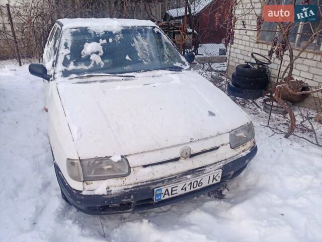 Белый Шкода Фелиция, объемом двигателя 1.6 л и пробегом 200 тыс. км за 500 $, фото 1 на Automoto.ua