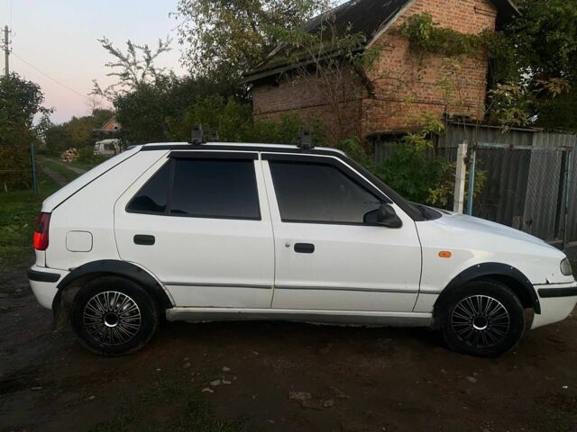 Белый Шкода Фелиция, объемом двигателя 1 л и пробегом 132 тыс. км за 700 $, фото 1 на Automoto.ua