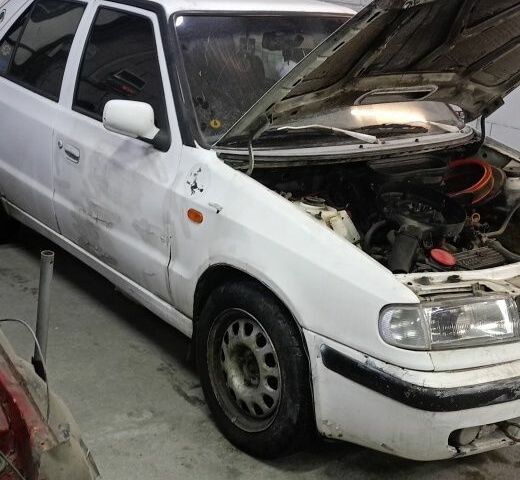 Белый Шкода Фелиция, объемом двигателя 1.3 л и пробегом 380 тыс. км за 448 $, фото 1 на Automoto.ua