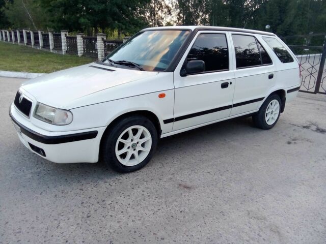 Белый Шкода Фелиция, объемом двигателя 1.3 л и пробегом 204 тыс. км за 2001 $, фото 1 на Automoto.ua