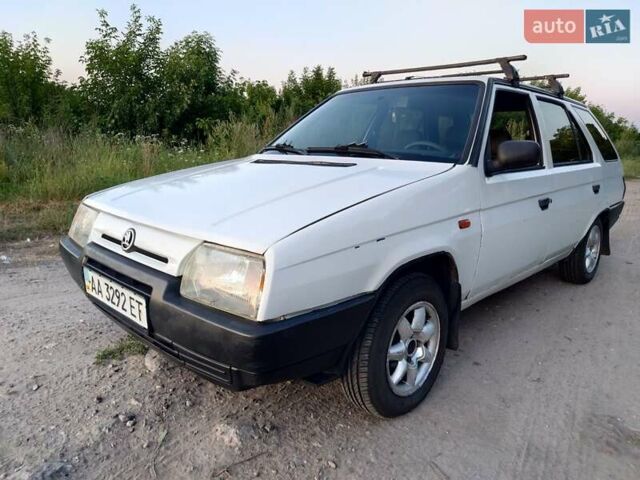 Белый Шкода Форман, объемом двигателя 1.3 л и пробегом 240 тыс. км за 1500 $, фото 1 на Automoto.ua