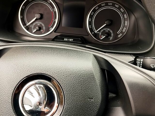 Білий Шкода KAMIQ, об'ємом двигуна 1.6 л та пробігом 57 тис. км за 19500 $, фото 1 на Automoto.ua