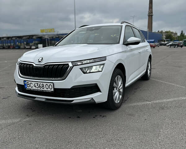 Белый Шкода KAMIQ, объемом двигателя 1.5 л и пробегом 52 тыс. км за 17400 $, фото 1 на Automoto.ua