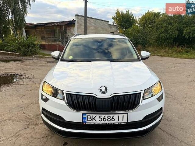 Белый Шкода Karoq, объемом двигателя 1.6 л и пробегом 169 тыс. км за 17800 $, фото 1 на Automoto.ua