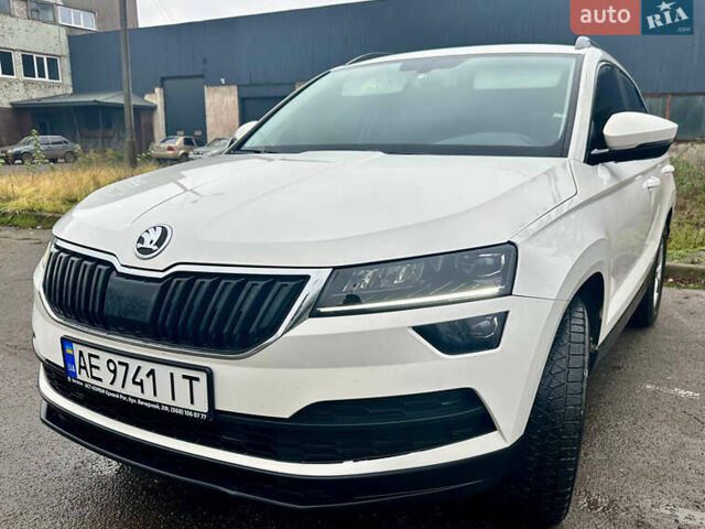 Белый Шкода Karoq, объемом двигателя 1.5 л и пробегом 49 тыс. км за 20500 $, фото 1 на Automoto.ua