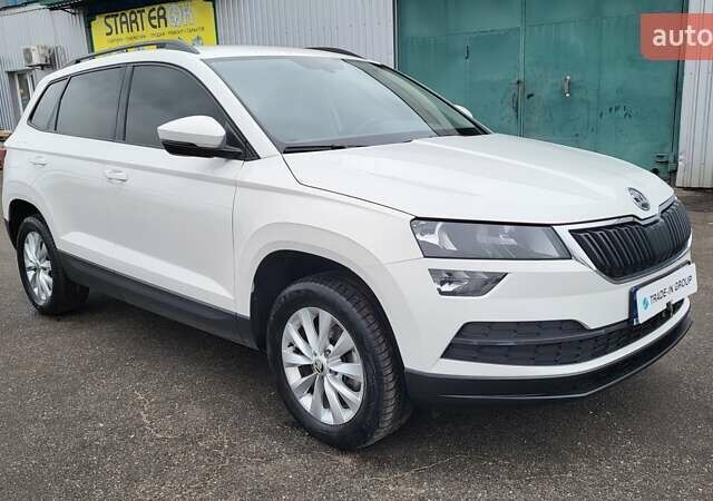 Белый Шкода Karoq, объемом двигателя 2 л и пробегом 186 тыс. км за 19600 $, фото 1 на Automoto.ua