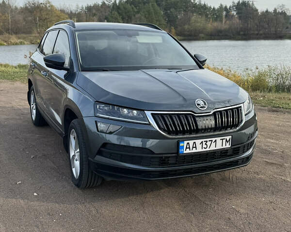 Серый Шкода Karoq, объемом двигателя 1.5 л и пробегом 111 тыс. км за 20500 $, фото 1 на Automoto.ua