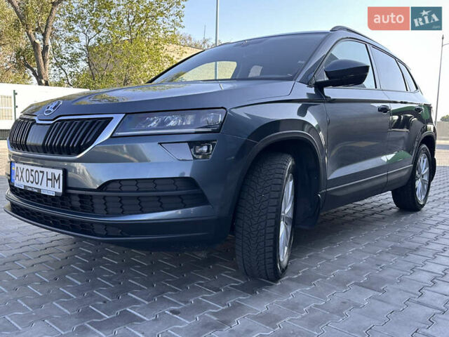 Серый Шкода Karoq, объемом двигателя 1.5 л и пробегом 67 тыс. км за 22200 $, фото 1 на Automoto.ua