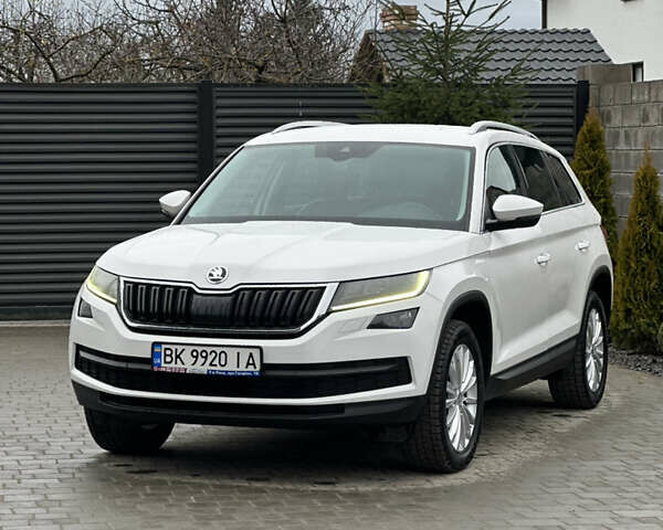 Белый Шкода Kodiaq, объемом двигателя 1.97 л и пробегом 184 тыс. км за 21999 $, фото 1 на Automoto.ua