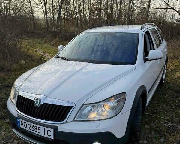 Белый Шкода Октавия Скаут, объемом двигателя 1.97 л и пробегом 300 тыс. км за 8000 $, фото 1 на Automoto.ua