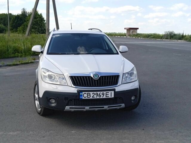 Білий Шкода Octavia Scout, об'ємом двигуна 2 л та пробігом 206 тис. км за 9000 $, фото 1 на Automoto.ua