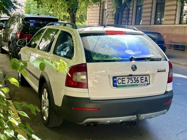 Белый Шкода Октавия Скаут, объемом двигателя 2 л и пробегом 285 тыс. км за 8900 $, фото 1 на Automoto.ua