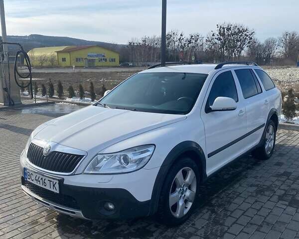 Белый Шкода Октавия Скаут, объемом двигателя 1.97 л и пробегом 332 тыс. км за 10000 $, фото 1 на Automoto.ua