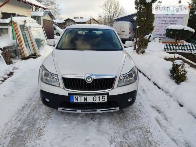 Білий Шкода Octavia Scout, об'ємом двигуна 2 л та пробігом 203 тис. км за 8000 $, фото 1 на Automoto.ua