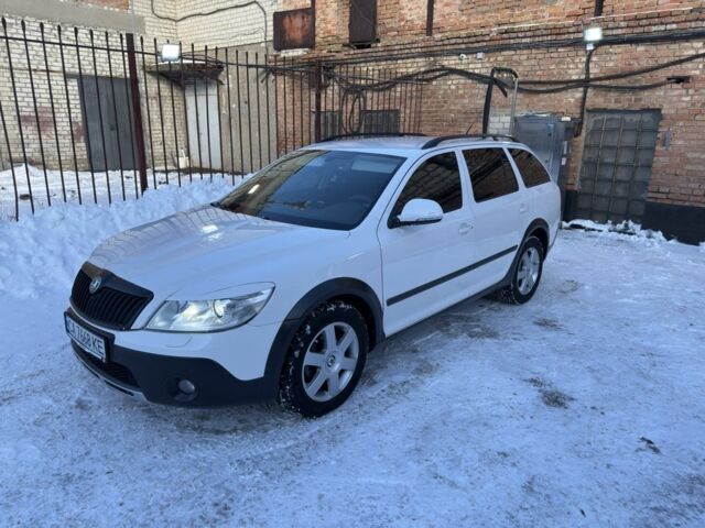 Белый Шкода Октавия Скаут, объемом двигателя 2 л и пробегом 258 тыс. км за 9500 $, фото 1 на Automoto.ua