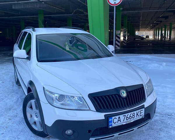 Білий Шкода Octavia Scout, об'ємом двигуна 2 л та пробігом 260 тис. км за 9490 $, фото 1 на Automoto.ua
