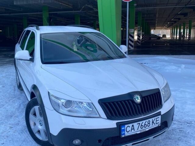 Белый Шкода Октавия Скаут, объемом двигателя 2 л и пробегом 262 тыс. км за 8700 $, фото 1 на Automoto.ua