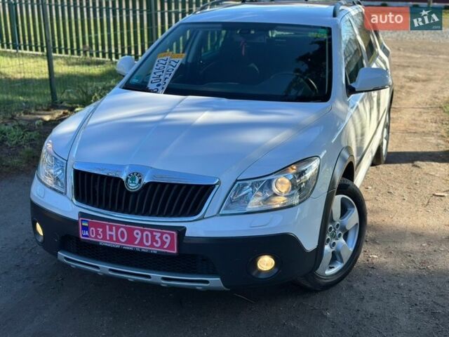 Белый Шкода Октавия Скаут, объемом двигателя 2 л и пробегом 295 тыс. км за 10999 $, фото 1 на Automoto.ua