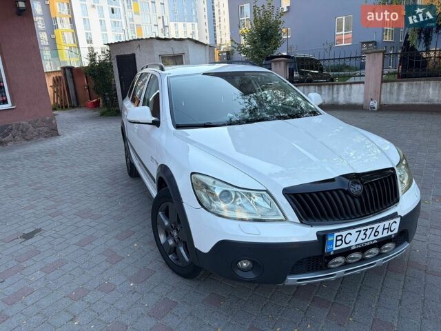 Белый Шкода Октавия Скаут, объемом двигателя 2 л и пробегом 292 тыс. км за 10900 $, фото 1 на Automoto.ua