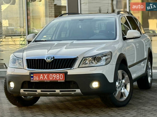 Белый Шкода Октавия Скаут, объемом двигателя 2 л и пробегом 199 тыс. км за 12950 $, фото 1 на Automoto.ua