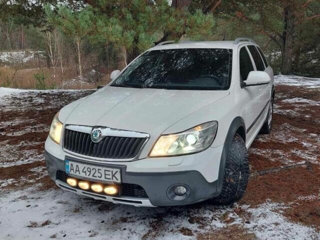 Білий Шкода Octavia Scout, об'ємом двигуна 2 л та пробігом 257 тис. км за 10750 $, фото 1 на Automoto.ua