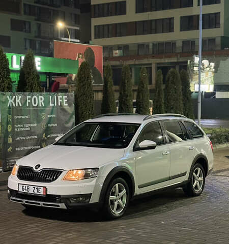 Белый Шкода Октавия Скаут, объемом двигателя 2 л и пробегом 255 тыс. км за 11900 $, фото 1 на Automoto.ua