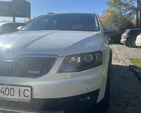 Белый Шкода Октавия Скаут, объемом двигателя 2 л и пробегом 288 тыс. км за 14000 $, фото 1 на Automoto.ua