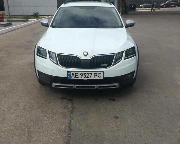 Білий Шкода Octavia Scout, об'ємом двигуна 2 л та пробігом 293 тис. км за 18500 $, фото 1 на Automoto.ua