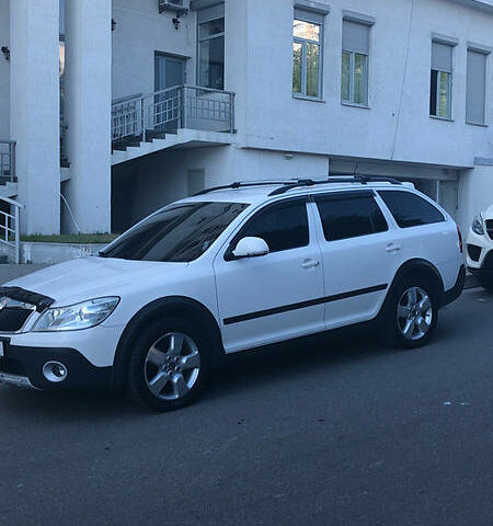 Білий Шкода Octavia Scout, об'ємом двигуна 2 л та пробігом 160 тис. км за 15999 $, фото 1 на Automoto.ua