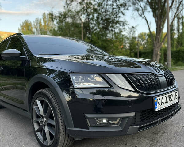Черный Шкода Октавия Скаут, объемом двигателя 1.97 л и пробегом 232 тыс. км за 19300 $, фото 1 на Automoto.ua