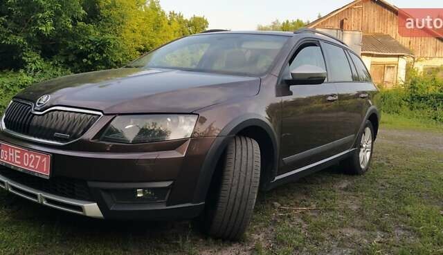 Коричневый Шкода Октавия Скаут, объемом двигателя 2 л и пробегом 327 тыс. км за 13400 $, фото 1 на Automoto.ua