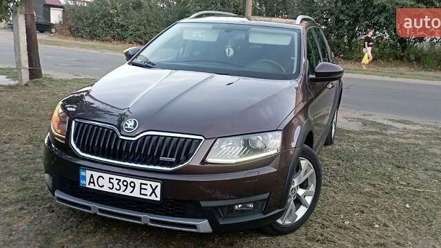 Коричневый Шкода Октавия Скаут, объемом двигателя 2 л и пробегом 257 тыс. км за 15900 $, фото 1 на Automoto.ua