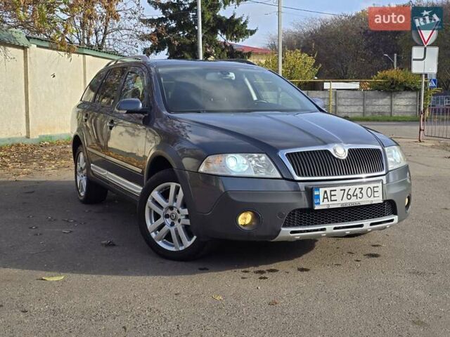 Серый Шкода Октавия Скаут, объемом двигателя 2 л и пробегом 213 тыс. км за 6200 $, фото 1 на Automoto.ua