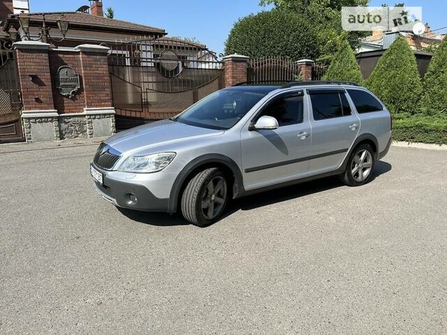 Сірий Шкода Octavia Scout, об'ємом двигуна 2 л та пробігом 255 тис. км за 11500 $, фото 1 на Automoto.ua