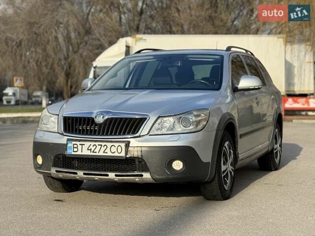 Серый Шкода Октавия Скаут, объемом двигателя 2 л и пробегом 490 тыс. км за 9500 $, фото 1 на Automoto.ua