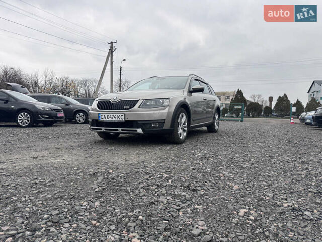 Серый Шкода Октавия Скаут, объемом двигателя 2 л и пробегом 220 тыс. км за 15700 $, фото 1 на Automoto.ua