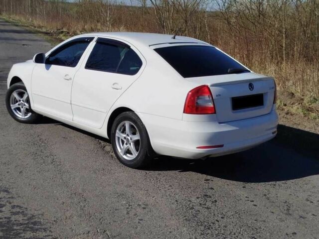 Белый Шкода Октавия, объемом двигателя 1.6 л и пробегом 200 тыс. км за 7750 $, фото 1 на Automoto.ua