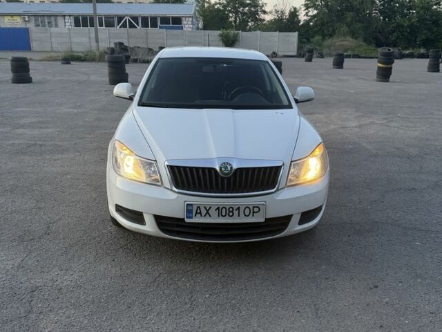 Білий Шкода Октавія, об'ємом двигуна 1.6 л та пробігом 246 тис. км за 7500 $, фото 1 на Automoto.ua
