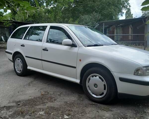 Белый Шкода Октавия, объемом двигателя 1.6 л и пробегом 296 тыс. км за 3650 $, фото 1 на Automoto.ua