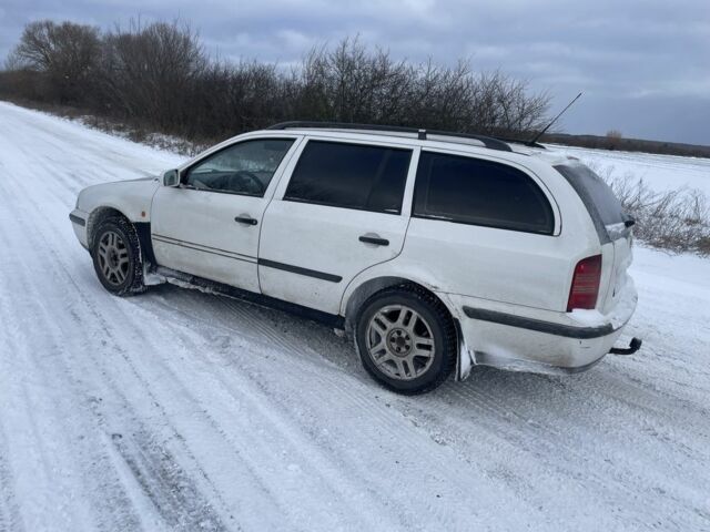 Белый Шкода Октавия, объемом двигателя 1.9 л и пробегом 327 тыс. км за 1600 $, фото 1 на Automoto.ua