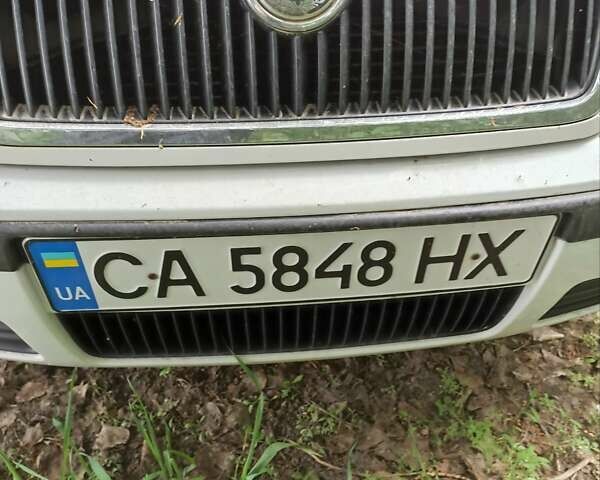 Белый Шкода Октавия, объемом двигателя 2 л и пробегом 290 тыс. км за 3500 $, фото 1 на Automoto.ua