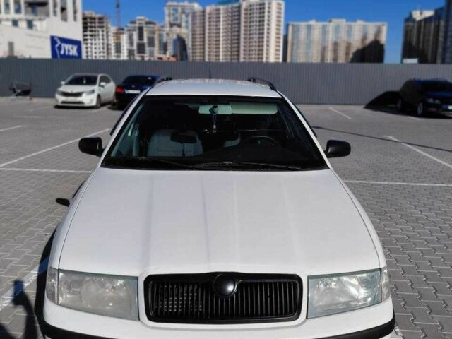 Белый Шкода Октавия, объемом двигателя 1.6 л и пробегом 100 тыс. км за 3700 $, фото 1 на Automoto.ua