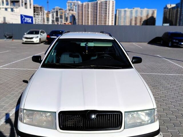 Білий Шкода Октавія, об'ємом двигуна 1.6 л та пробігом 264 тис. км за 3900 $, фото 1 на Automoto.ua