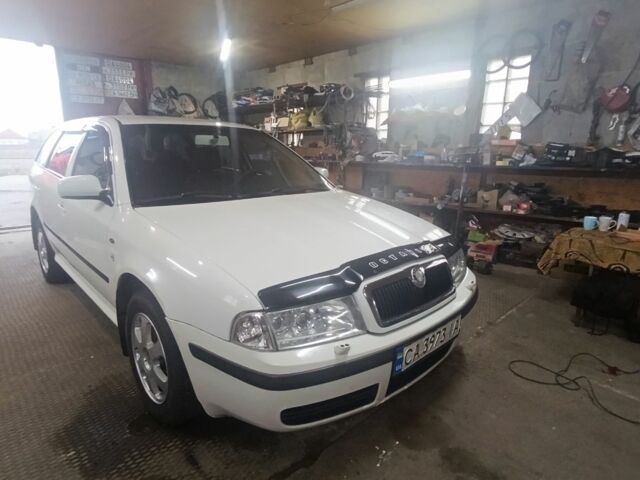 Білий Шкода Октавія, об'ємом двигуна 2 л та пробігом 111 тис. км за 4300 $, фото 1 на Automoto.ua