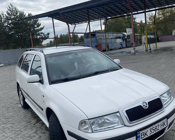 Білий Шкода Октавія, об'ємом двигуна 1.78 л та пробігом 250 тис. км за 4000 $, фото 1 на Automoto.ua