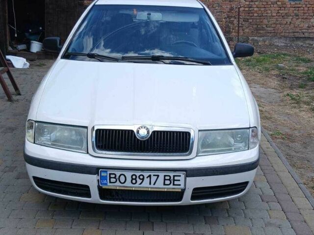 Белый Шкода Октавия, объемом двигателя 1.6 л и пробегом 260 тыс. км за 2500 $, фото 1 на Automoto.ua