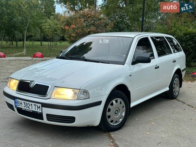 Белый Шкода Октавия, объемом двигателя 1.6 л и пробегом 281 тыс. км за 4200 $, фото 1 на Automoto.ua