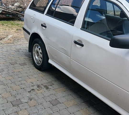Білий Шкода Октавія, об'ємом двигуна 1.6 л та пробігом 260 тис. км за 2500 $, фото 1 на Automoto.ua