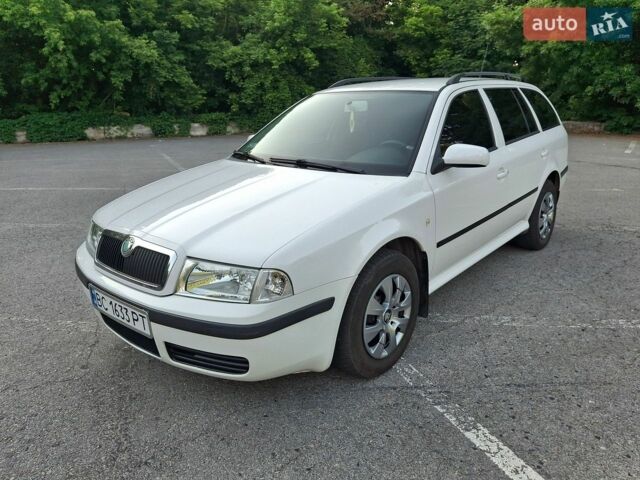 Белый Шкода Октавия, объемом двигателя 1.6 л и пробегом 247 тыс. км за 4650 $, фото 1 на Automoto.ua